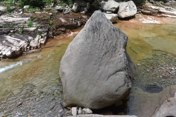Yaşlı bir kurbağa şeklinde dev bir kaya. 21 Haziran 2019, Seoraksan Ulusal Parkı, Kangwon-do, Kore.