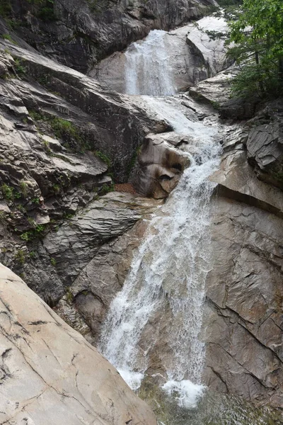 Küçük şelale. 21 Haziran 2019, Seoraksan Ulusal Parkı, Kangwon-do, Kore.