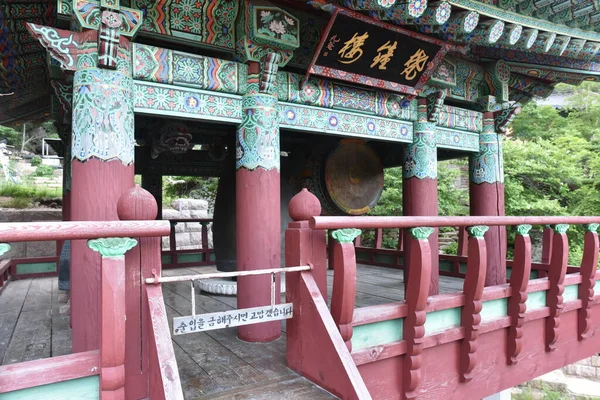 Bongjeon-am tapınağındaki günlük alram sistemi. Keşiş, gün doğumundan önce ve gün batımından sonra davul, zil ve çan çalar. 20 Haziran 2019, Seoraksan Ulusal Parkı, Kangwon-do, Kore.