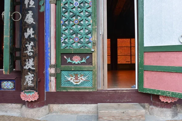 Bongjeon-am tapınağı yakınlarındaki küçük bir kilisenin kapı detayları ve iç mumları. 20 Haziran 2019, Seoraksan Ulusal Parkı, Kangwon-do, Kore.