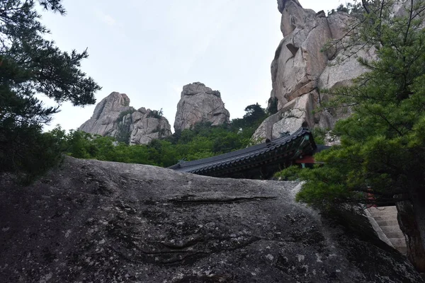 Bongjeon-am tapınağındaki kutsal uçurumun yanındaki küçük kilise. 20 Haziran 2019, Seoraksan Ulusal Parkı, Kangwon-do, Kore.