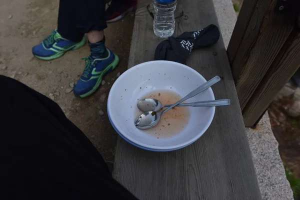 Budist tapınağı Bongjeong-am 'da yürüyüşçülere teklif ediyor. Buharda pilavın üzerinde Guk-bob adında bir yosun çorbası servis ediyorlar. 20 Haziran 2019, Seoraksan Ulusal Parkı, Kangwon-do, Kore.