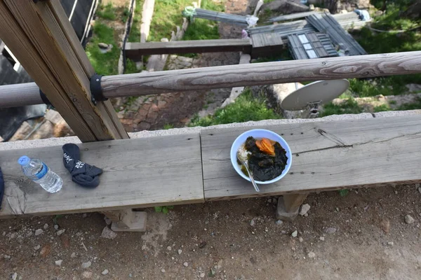 Budist tapınağı Bongjeong-am 'da yürüyüşçülere teklif ediyor. Buharda pilavın üzerinde Guk-bob adında bir yosun çorbası servis ediyorlar. 20 Haziran 2019, Seoraksan Ulusal Parkı, Kangwon-do, Kore.