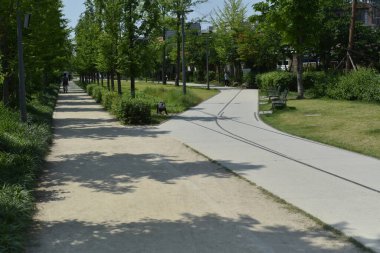 Eski bir demiryolundan dönüştürülmüş bir halk parkı. Bu resim halka açık bir yerde çekildi. Belirleyici bir iz yok ve yeri de tarafsız. Mülk serbest bırakılmasına gerek yok.