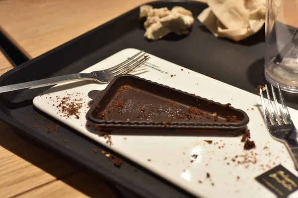 Tepside bir kafede tirami-su keki bitirdim. İki çatal ve bitişik bir bardak buzlu kahve..