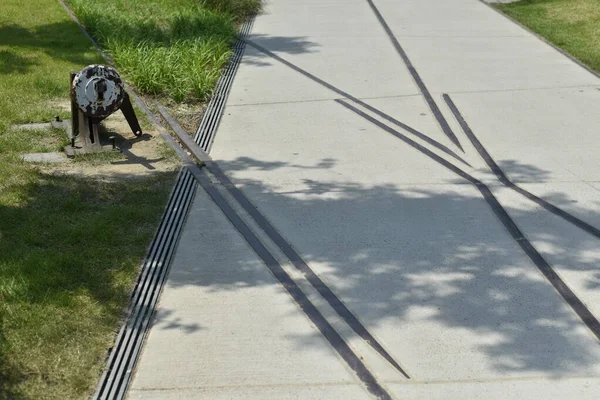 Dönüştürülmüş bir parkta demiryolu izi. Bu resim halka açık bir yerde çekildi. Belirleyici bir iz yok ve yeri de tarafsız. Mülk serbest bırakılmasına gerek yok.
