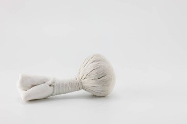 Beyaz arkaplana yerleştirilmiş bitkisel sıkıştırma topu.