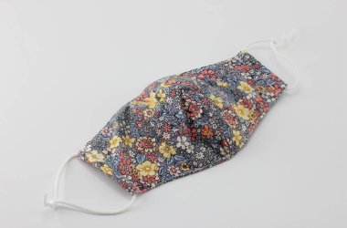 Beyaz arka planda bez yüz maskesi.