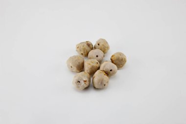 Köfteler beyaz arka plana yerleştirildi.