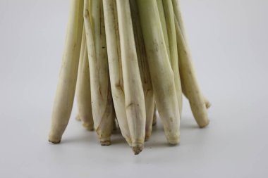 Beyaz arka planda taze limon otu.