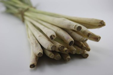 Beyaz arka planda taze limon otu.