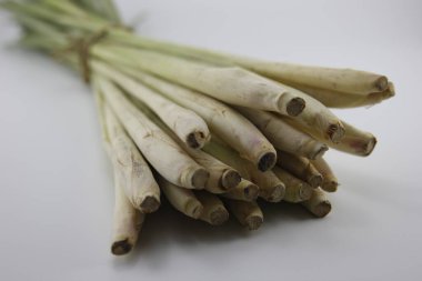 Beyaz arka planda taze limon otu.