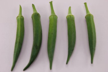 Pembe arka planda bamya yeri.