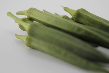 Bamya beyaz arkaplana yerleştirilmiş.