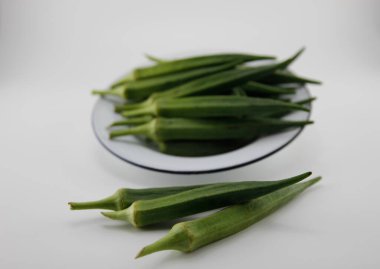 Bamyayı bir kaseye koy, beyaz arka plan üzerine..