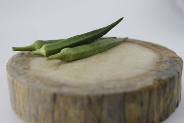 Tahta kesme tahtasına yerleştirilmiş bamya..