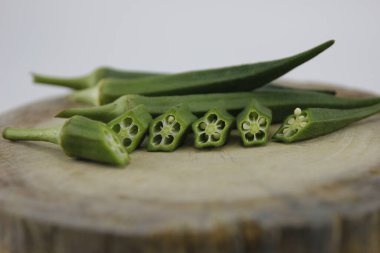 Tahta kesme tahtasına yerleştirilmiş bamya..