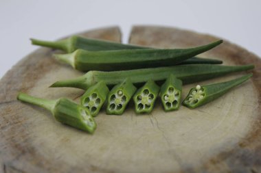 Tahta kesme tahtasına yerleştirilmiş bamya..