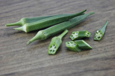 Tahta kiremitlerin üzerinde yatan bamya.