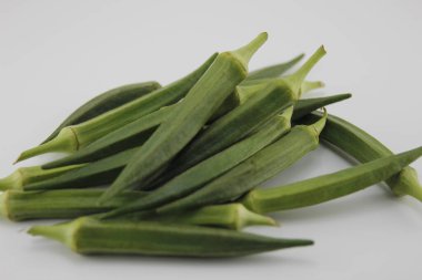 Bamya beyaz arkaplana yerleştirilmiş.