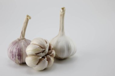 Taze sarımsak, beyaz bir arka plan..