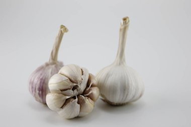 Taze sarımsak, beyaz bir arka plan..