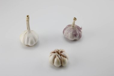 Taze sarımsak, beyaz bir arka plan..