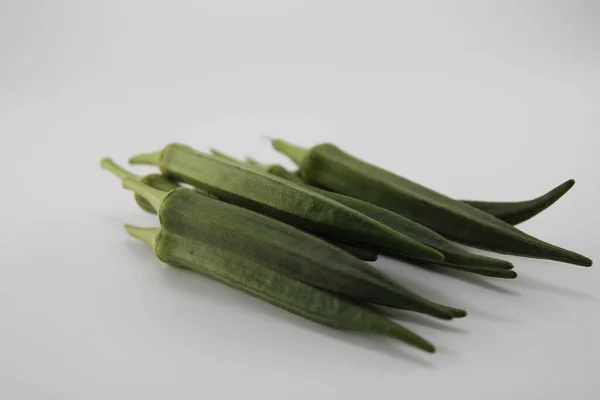 Okra Geplaatst Een Witte Achtergrond — Stockfoto