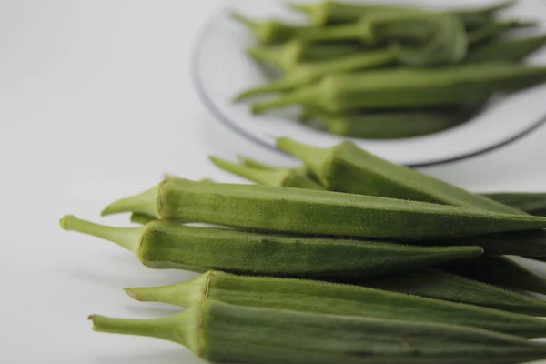 Plaats Okra Een Kom Zet Een Witte Achtergrond — Stockfoto