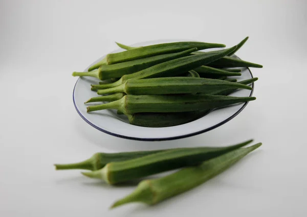 Plaats Okra Een Kom Zet Een Witte Achtergrond — Stockfoto