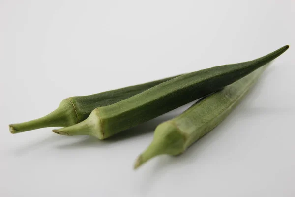 Okra Geplaatst Een Witte Achtergrond — Stockfoto