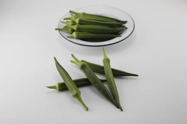 Okra Geplaatst Een Witte Schaal Gelegen Een Witte Achtergrond — Stockfoto