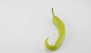 Beyaz arka planda yeşil biberler.