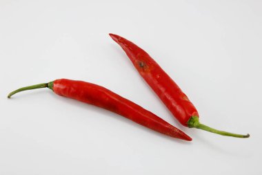 Beyaz arkaplanda kırmızı biber ezmesi.