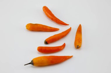 Beyaz arka planda sarı biberler.