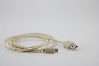 Usb mobil şarj cihazı beyaz arkaplana yerleştir.