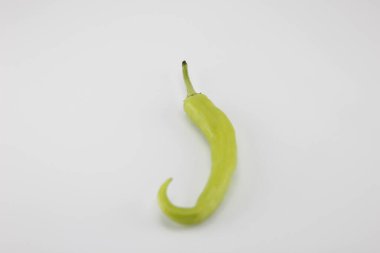 Beyaz arka planda yeşil biberler