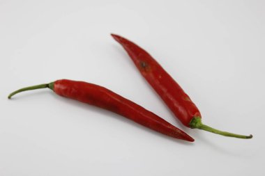 Beyaz arka planda kırmızı biber