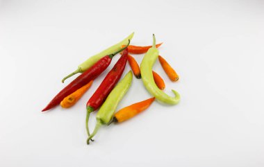 Yeşil biber, kırmızı biber, beyaz arka planda sarı biber ezmesi..