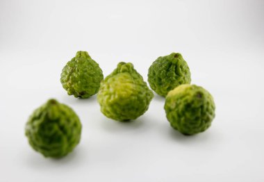 Beyaz arkaplanda Bergamot