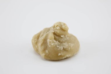 Beyaz arkaplana yerleştirilmiş hindistan cevizi şekeri.