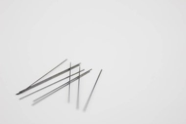 Mekanik kurşun kalem kablosu 2B beyaz arkaplan üzerine yerleştirilir.