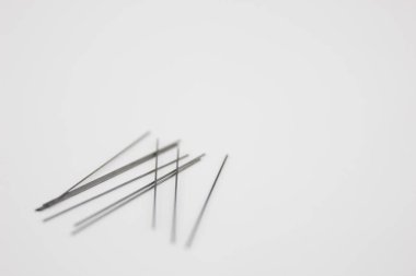 Mekanik kurşun kalem kablosu 2B beyaz arkaplan üzerine yerleştirilir.