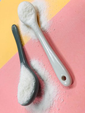 Pembe ve sarı arkaplanda kolajen tozu.