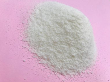 Pembe arka planda izole edilmiş kolajen tozu.