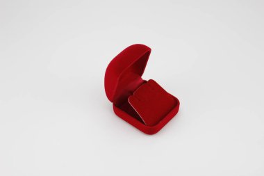 Kırmızı kadife kutu Beyaz arka plan koyun.