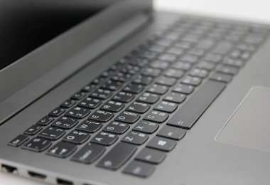 Siyah dizüstü bilgisayar beyaz harfler.