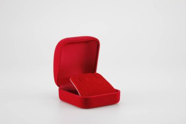 Kırmızı kadife kutu Beyaz arka plan koyun.