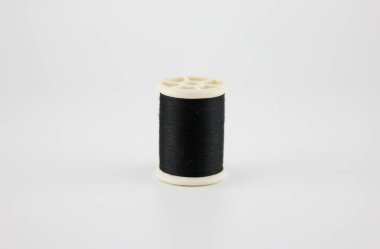 Siyah dikiş ipliği Beyaz bir arkaplan koyun