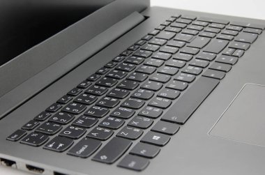 Beyaz arkaplana siyah dizüstü bilgisayar beyaz harfler yerleştirildi